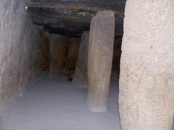 Uvnitř dolmenu, Menga, Antequera - Andalusie, Španělsko