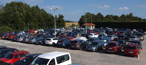 Parkování R7 - parkování u Letiště Václava Havla v Praze