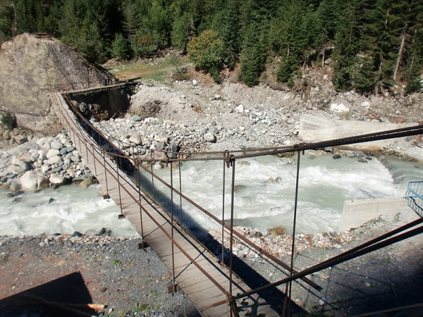 Cesta k ledovci Chaladi, most přes řeku - Gruzie
