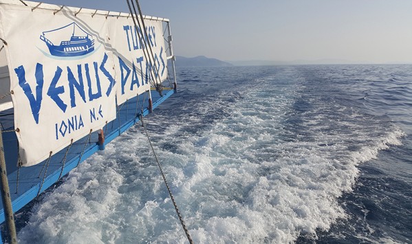 Plavba na Patmos - vzdalující se Samos