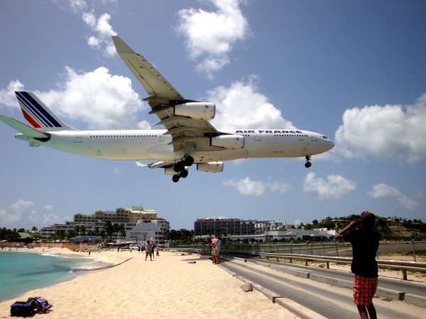Letadlo nad pláží