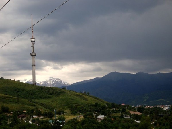 Hory nad Almaty, bouřkové mraky - Kazachstán