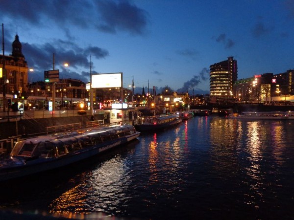 Večerní kotviště kanálových lodí, Amsterdam - Nizozemsko