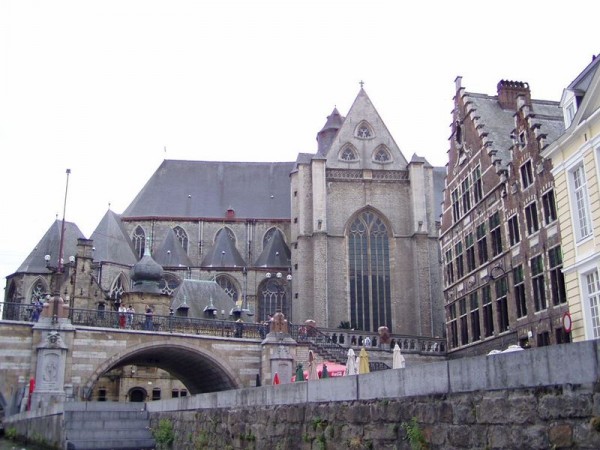Gent, výhled na budovy z lodi - Belgie