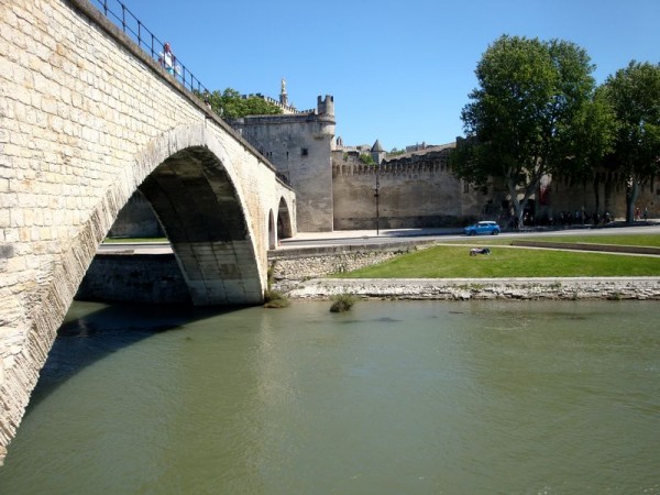 Avignonský most, pohled ke břehu - Avignon, Francie