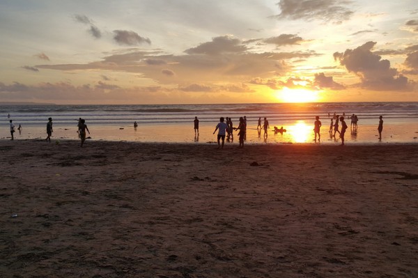 Pláž Kuta, západ slunce - Bali, Indonésie