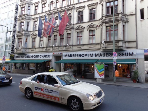 Check Point Charlie, ulice - Berlín, Německo