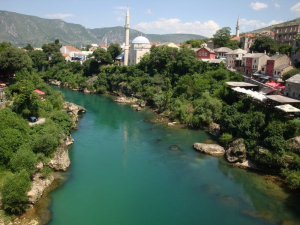 Mostar, výhled na město s řekou - Bosna a Hercegovina