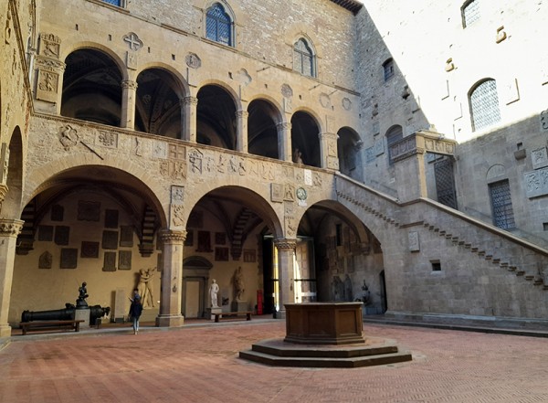 Galerie Bargello, nádvoří - Florencie, Itálie