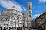 před katedrálou maria del fiore - florencie, itálie.jpg