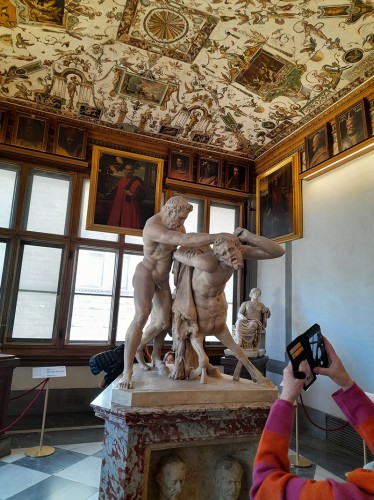 Sousoší v galerii Uffizi - Florencie, Itálie