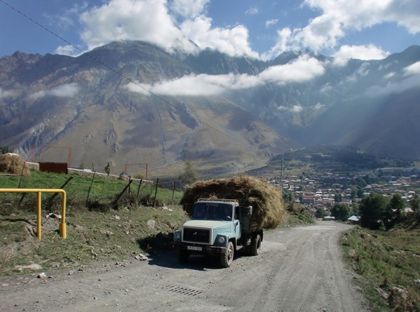 Kazbegi - cesta ke Kostelu Nejsvětější Trojice - Gruzie