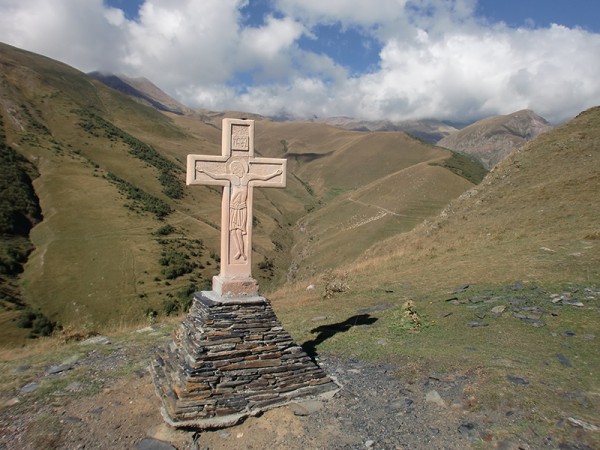 Kazbegi - poblíž Kostela Nejsvětější TrojiceKazbegi - Gruzie