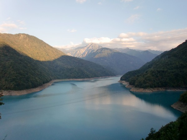 Jeden z mnoha výhledů při cestě do oblasti Svaneti - Gruzie