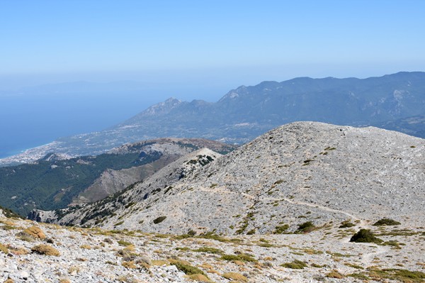 Výhled směrem Karlovassi, cestou dolů - výstup na Kerkis - Samos, Řecko