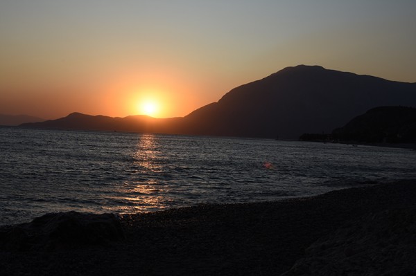 Západ slunce za Kerkis na pláži Balos - Samos, Řecko