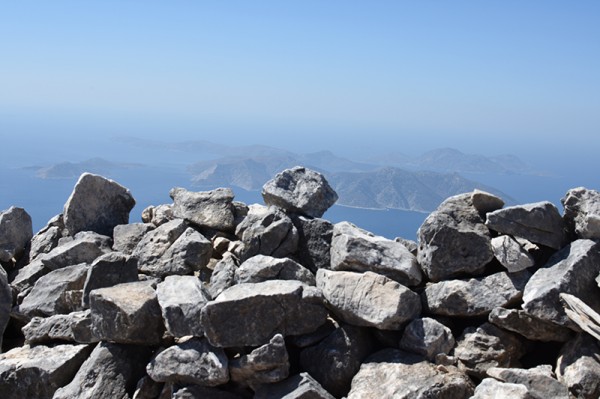 Zídka na vrcholu Vigly - výstup na Kerkis - Samos, Řecko