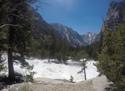 Rozvodněná Královská řeka - Kings Canyon, Kalifornie