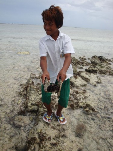 Děti chytají mořské ježky - Vánoční ostrov - Kriribati