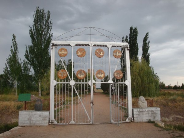 Burana, brána - Kyrgyzstán