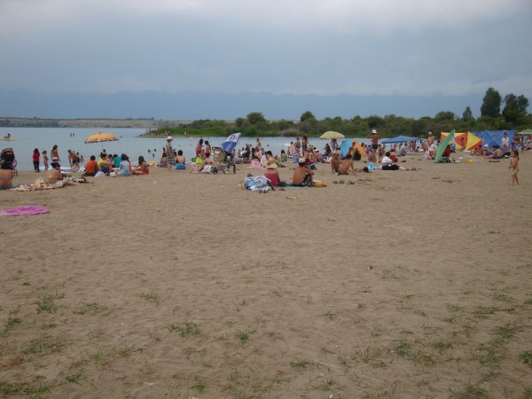 Pláž u jezera Issyk-kul - Kyrgyzstán