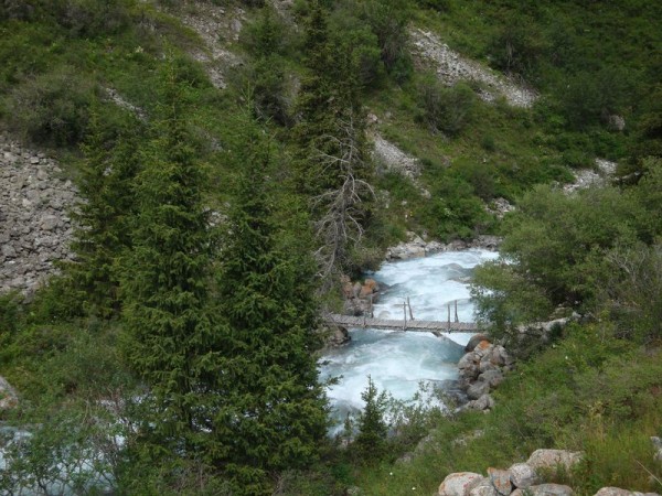 Řeka Ala Arča, lávka - Kyrgyzstán