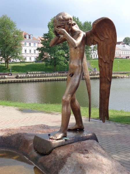 Ostrov odvahy a smutku, plačící anděl - Minsk, Bělorusko