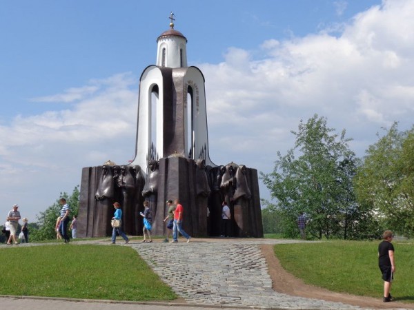 Ostrov odvahy a smutku, památník - Minsk, Bělorusko