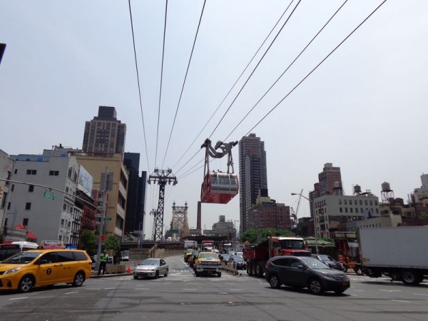 Roosvelt Island Tramway, pohled ze spodu - New York, USA