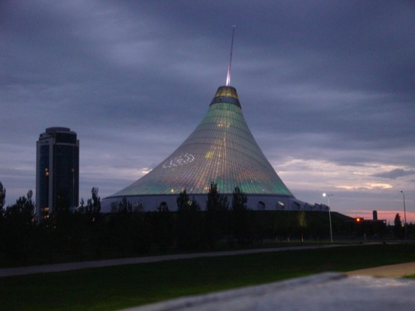 Chan Satyr, večer - Nur-Sultan, Kazachstán