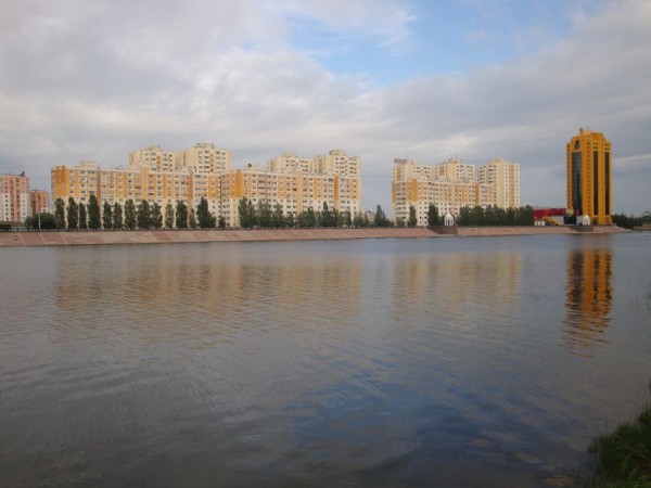 Nábřeží řeky Išim - Nur-Sultan, Kazachstán