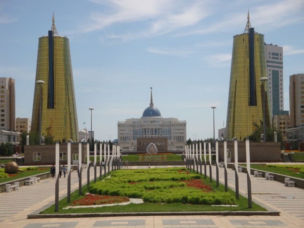 Prezidentský palác s bulvárem - Nur-Sultan, Kazachstán