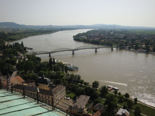 Výhled z ostřihomské baziliky na řeku a most - Ostřihom, Maďarsko