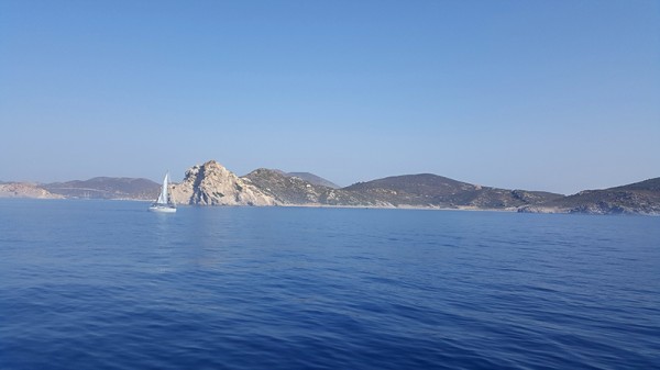 U pobřeží ostrova Patmos, plachetnice