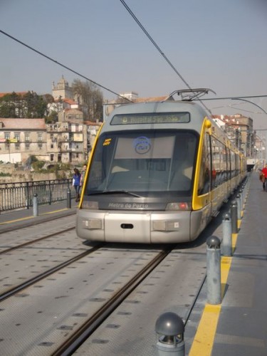 Metro na mostě Dom Luiz I - Porto, Portugalsko