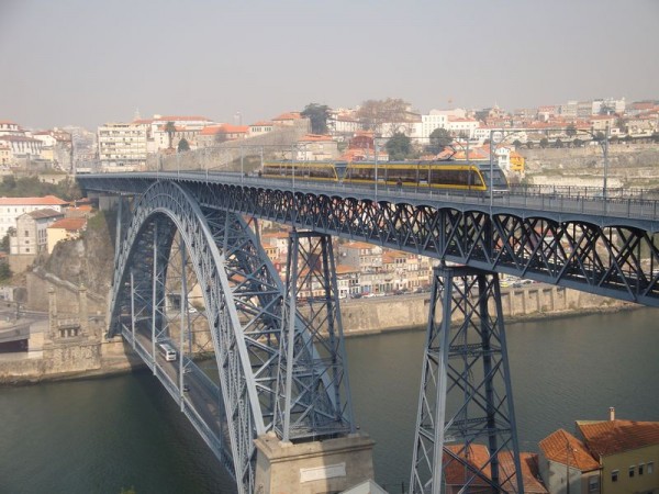 Metro na mostě Dom Luiz I - Porto, Portugalsko
