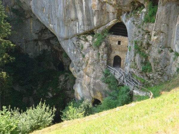 Predjamský hrad, vstup do jeskyně - Slovinsko