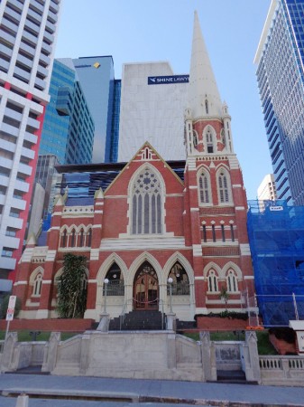 Kostel s mrakodrapy - Brisbane