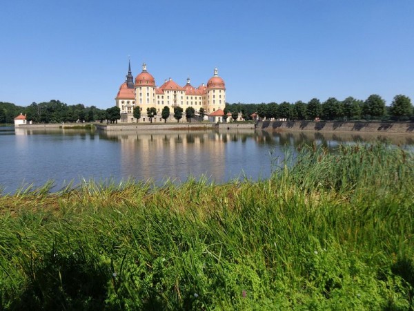 Zámek Moritzburg, pohled přes vodu - zámky Sasko, Německo