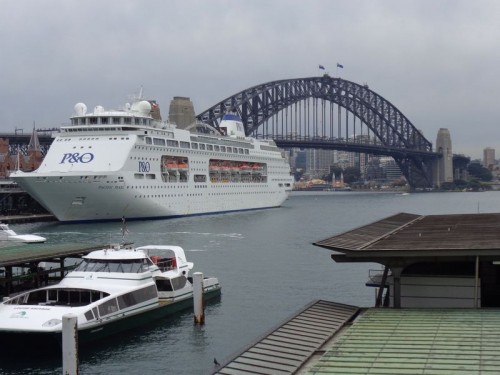 Výletní loď v přístavu - Sydney