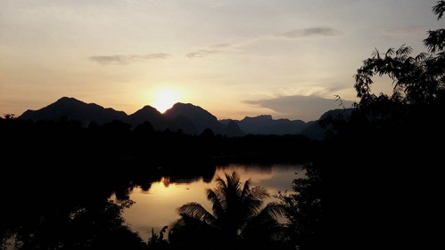 Thajsko - východ slunce na řekou kwai