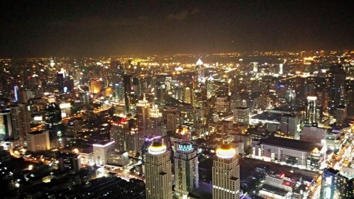 Thajsko - noční výhled z Baiyoke Tower na Bangkok