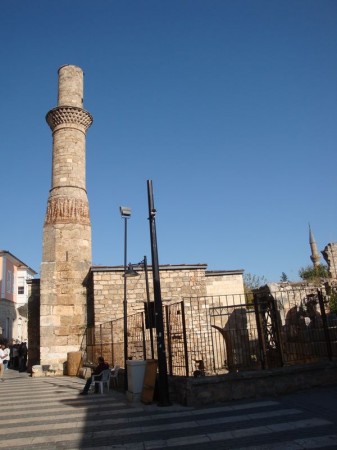 Useknutý minaret - Antalya, Turecko