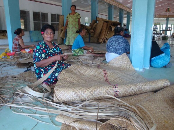 Ženy v maneapě - Tuvalu, Oceánie