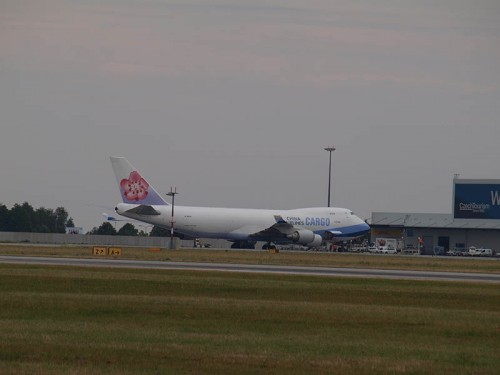 letadlo cargo na pražském letišti