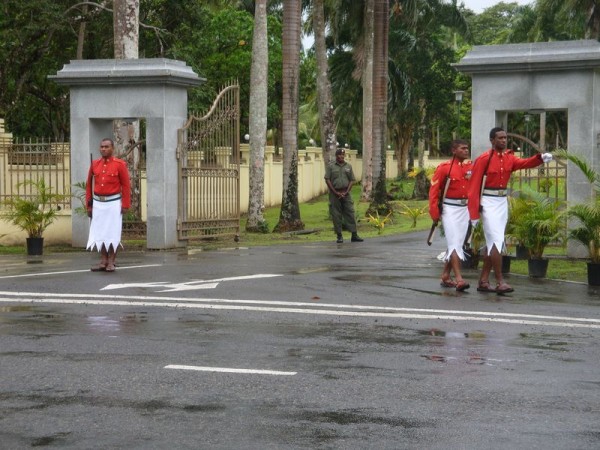 Fidži - čestná stráž před palácem vlády