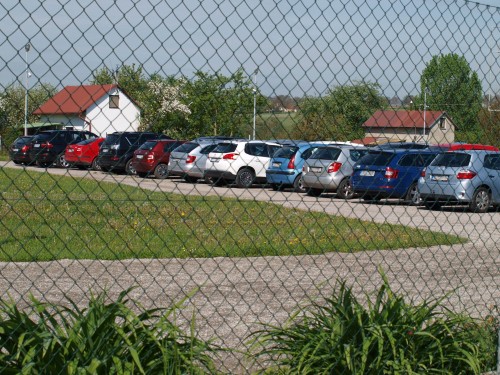 parkoviště chrání pevný plot