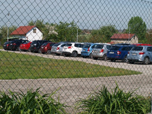 bezpečné parkování u letiště parkoviště chrání pevný plot